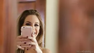 Poussin audacieux mais toujours femme mature tu kiff sexy chevauchant la bite de son amie dans sa chambre