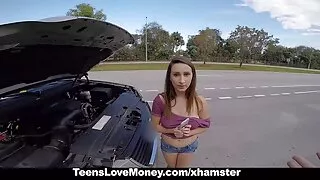 La houe brune heureuse et potelée Gianna Michaels femme mature se masturbe chevauche follement la grosse bite