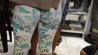Une brune salope blanche prend une grosse gros femme mature bite noire dans son anus affamé
