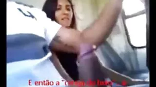 MILF auburn aux seins riches est occupée à sucer une femmes mures perfect bite forte pour le sperme
