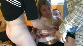 Petit ami barbu chatouille la chatte de sa petite amie avec femme mure nue poilue une langue ludique