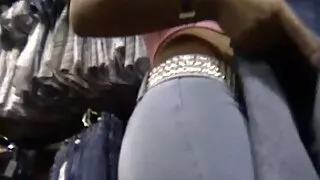 Bombasse séduisante au corps élancé Nancy se baise dans le jardin femme mature en petite tenue