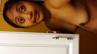 Ivre de bonheur petite amie brune se fait pilonner à la fois en femme mature avec black levrette et mish