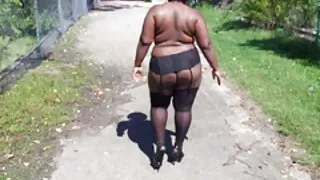 Lissom et le baiser femme mature butin d'une brune asiatique se font polir la chatte humide par un mec noir