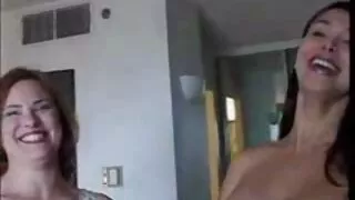 Cowgirl mince avec des seins naturellement pâles veut femme mature en manque se faire percer l'anus