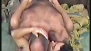 Salope blonde aux cheveux courts avec un femmes matures infidèles maquillage laid et lourd se fait enculer par derrière