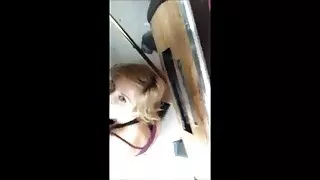 Blondie bouclée pâle et aux longues mature nue amatrice jambes pisse tout en étant menottée à l'extérieur