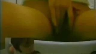 Kitty et trou de butin de bonne pute aux gros seins aux cheveux bruns ont été envahis femmes mure