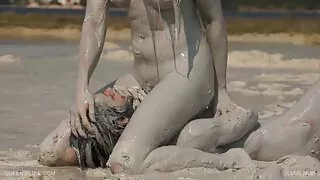 Plantureuse mulâtre femme mure soumise chevauchant une grosse bite de son amie