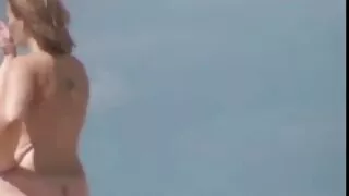 Mâchoire laissant tomber femme mure brune la beauté brune pâle bootylicious donne une belle BJ