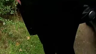 La bombasse mulâtre bouclée Persia démontre ses compétences amatrices matures nues en faisant une pipe à la BBC