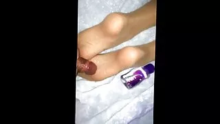 Une belle femme mure nue superbe fille en corset se fait défoncer l'anus par derrière