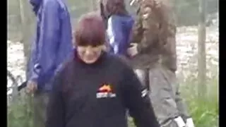 Une pute indienne mince et laide est occupée à faire femme mature rousse une bonne pipe pour du sperme gluant
