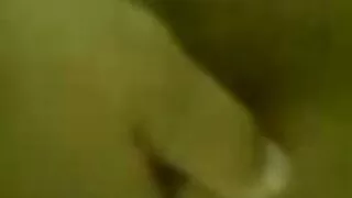 Une brune tentante suce une grosse bite sur femme mure ronde une caméra pov et la chevauche à l'envers