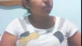Jolie fille aux cheveux longs essaie de sucer la bite du mec dont le cul belles femmes mures est baisé