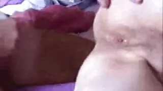 Jolie mignonne aux cheveux noirs mure sexy offre à son petit ami un footjob tôt le matin