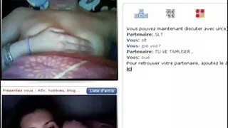 Les dommes en latex à gros seins Bitchie utilisent la bouche de l'homme comme matures nues cendrier