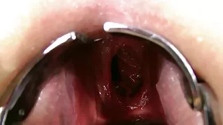 Girlie brune salope est toujours pour sucer une délicieuse sucette pour du sperme grosse femme mure