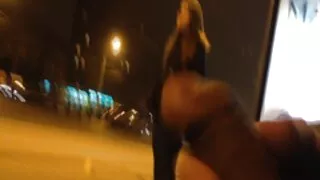 Bootylicious brune plutôt pâle est occupée à chevaucher une grosse bite femme mure erotique noire