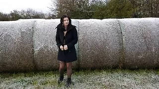 Une femme mure perfect brune torride et effrontée en uniforme universitaire suce deux bites savoureuses