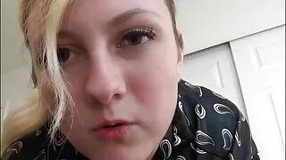 Une fille pâle mais chaude en bas donne femmes tres matures une solide gorge profonde à son petit ami