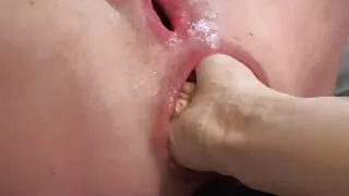 Une putain de nympho blonde aux cheveux femme mure en levrette courts prend une grosse bite noire dans son vagin