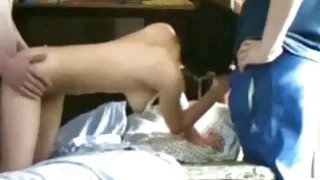 Une brésilienne pics matures nues aux cheveux corbeau fait une grosse pipe à un mec blanc à l'extérieur